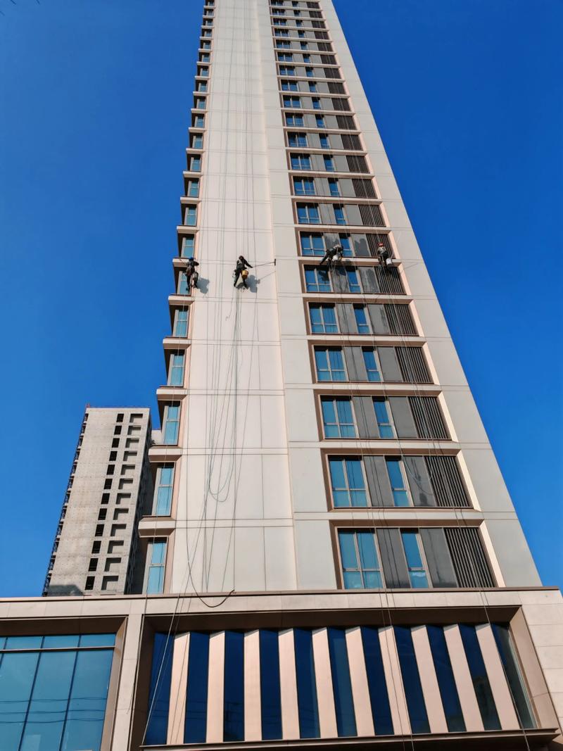 城市天际线的守护者 青岛住宅楼外立面清洗与蜘蛛人高空作业全解析